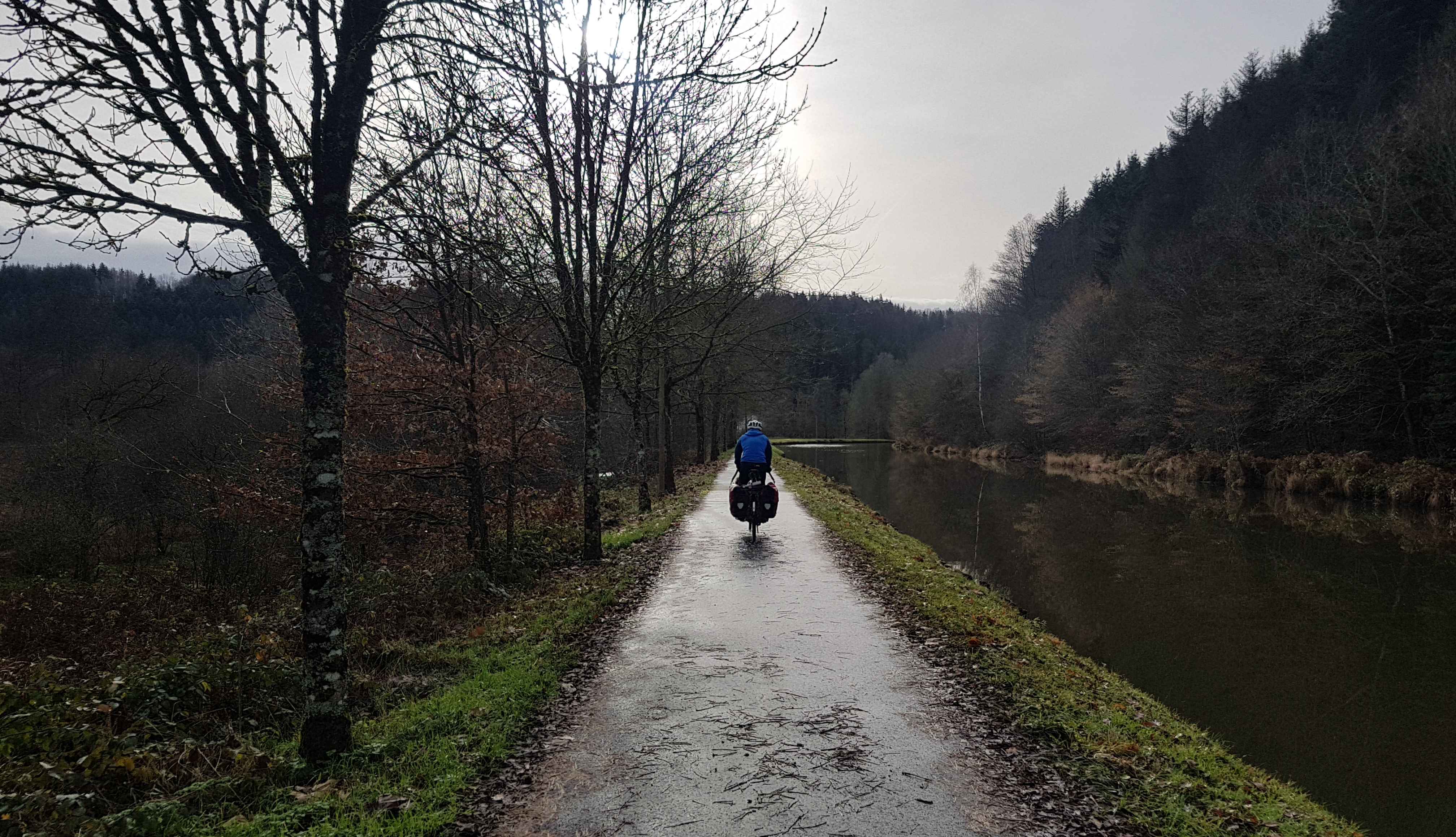 Easy cycling along a canal, just next to the river Moselle