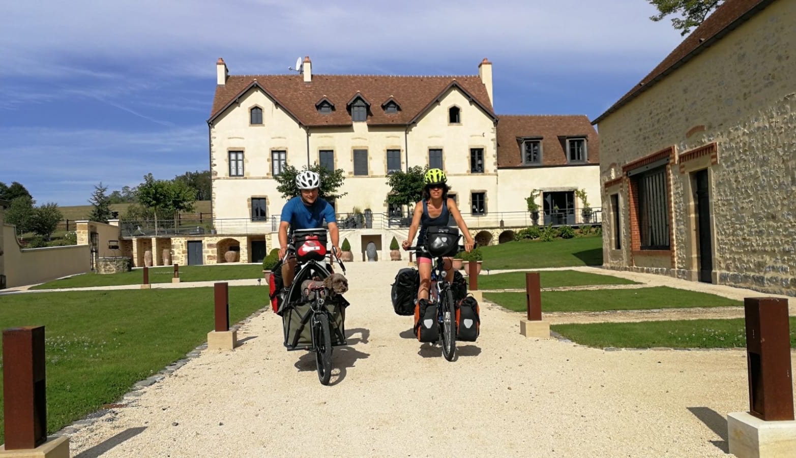 Leaving the posh castle-like hotel in Saint-Jean-de-Trézy where we slept for one night